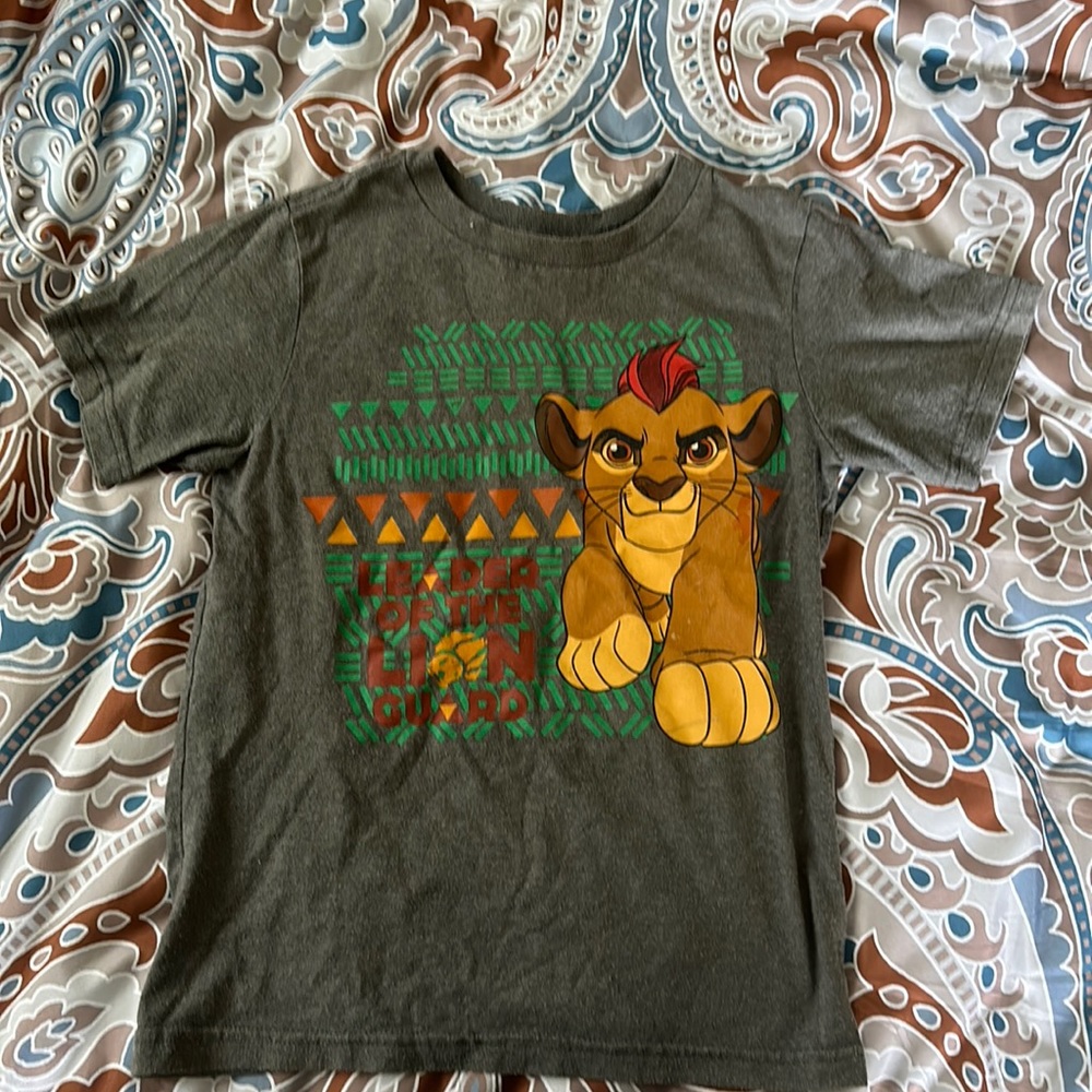 Disney store lion king boys T-shirt size 5/6 on the bigger side